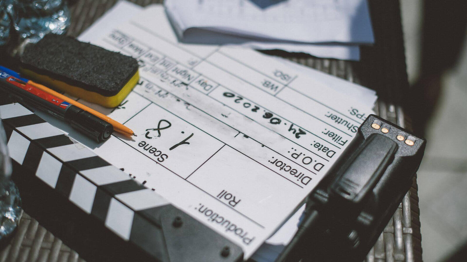 Dettaglio del ciak di produzione e dell'attrezzatura tecnica preparata sul set