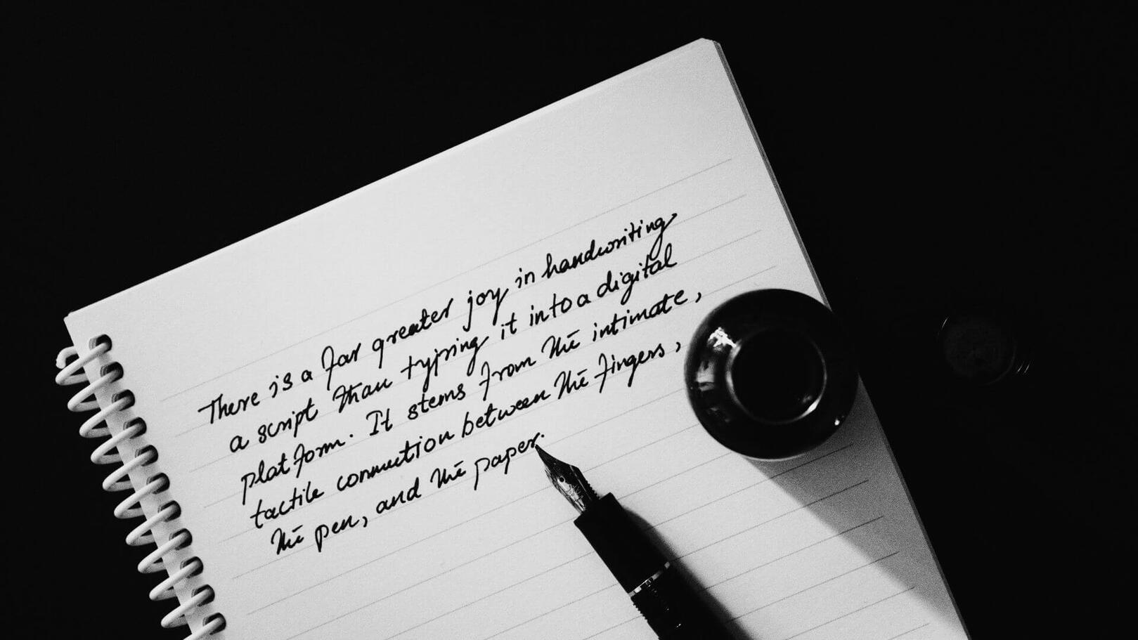 storytelling-scrittura-sceneggiatura | Jessica Lima Inquadratura dall'alto di un quaderno con scrittura a mano, penna stilografica e boccetta d'inchiostro