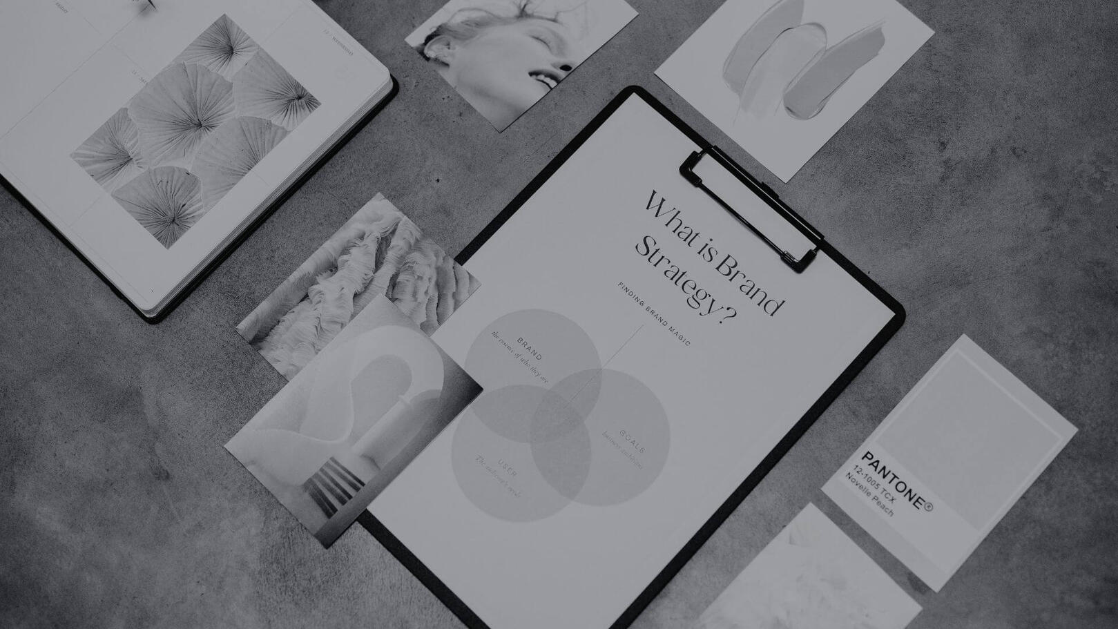 Brand & Content Strategy — Definizione dell'Identità Visiva | Jessica Lima Moodboard e documenti di brand strategy con mazzetta colori Pantone e schede di identità visiva disposti su un piano da lavoro.