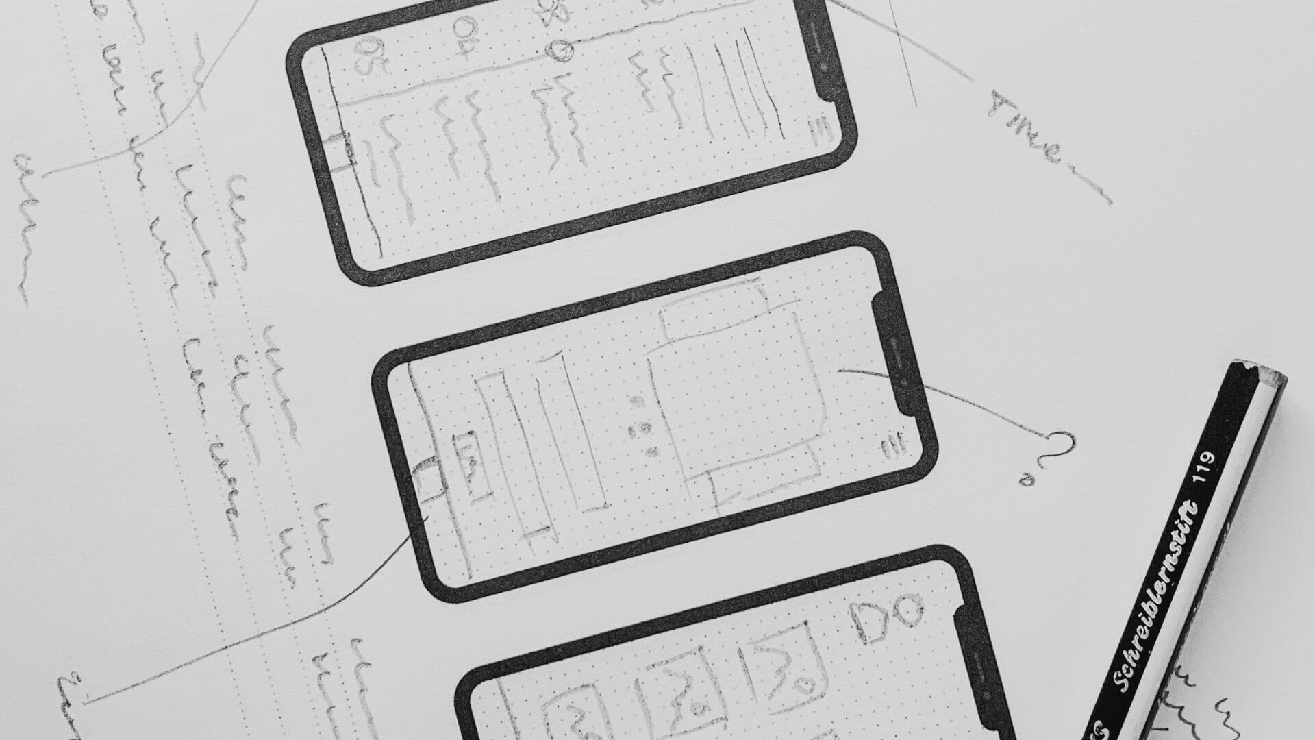 Audience & Digital Strategy — Progettazione e Architettura dei Contenuti | Jessica Lima Schizzo e wireframe di progettazione strategica per contenuti digitali e layout mobile su foglio da disegno con matita.